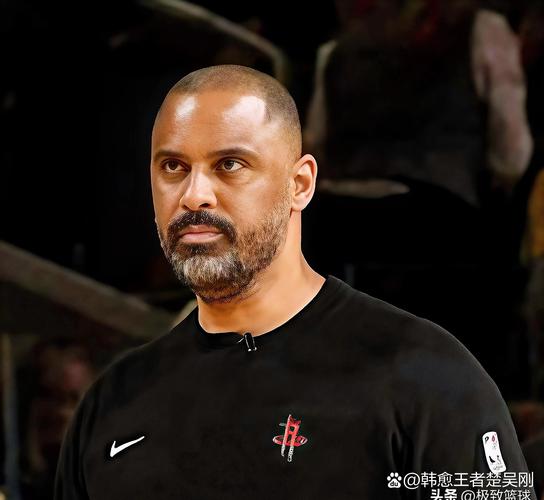 气氛很棒火箭更衣室疯狂泼水庆祝KD超乔丹乌度卡送上比赛球