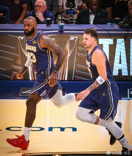 被双杀，湖人遇苦住了！东契奇空砍32+7+6，詹姆斯连创3大记录