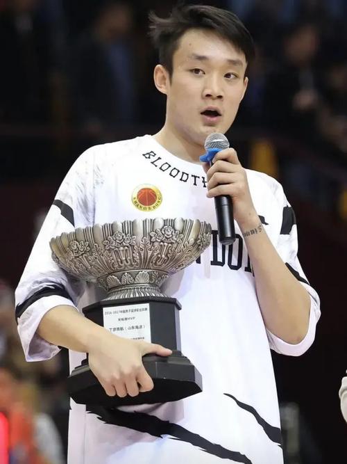 小丁：不承认自己是中国最强小前锋感谢大家叫我丁神&听着很过瘾