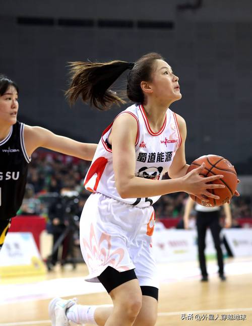 原来她就是江苏女篮教练，年轻美貌实力并存，击败卫冕冠军广东队