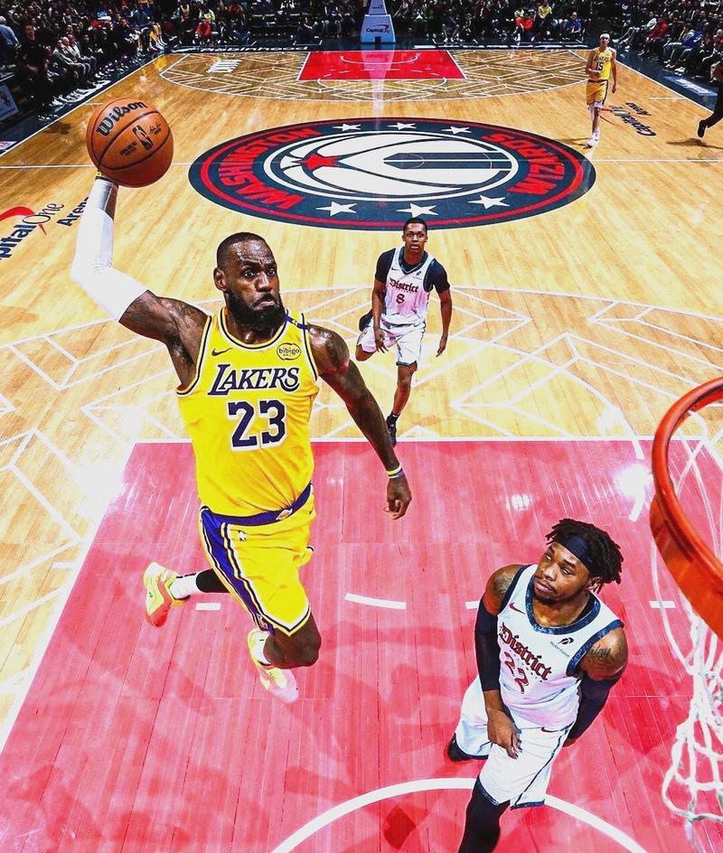 湖人大胜奇才詹姆斯砍三双077禁赛&里夫斯低迷海斯8中8