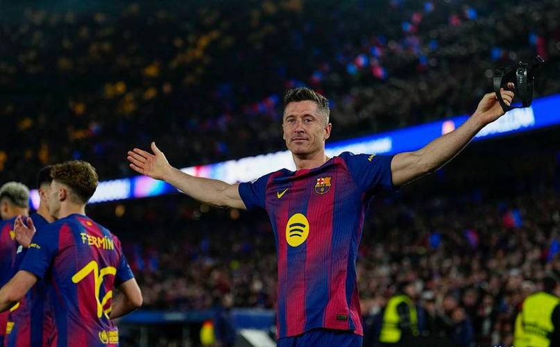 记者：巴萨将向莱万提供大幅度降薪的续约报价，头号目标是小蜘蛛