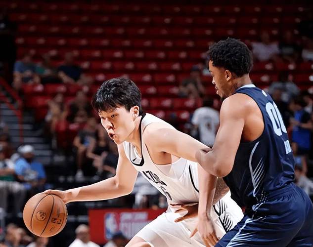 斯普利特：杨瀚森现在能听懂英语了，移动能力比刚来时强太多