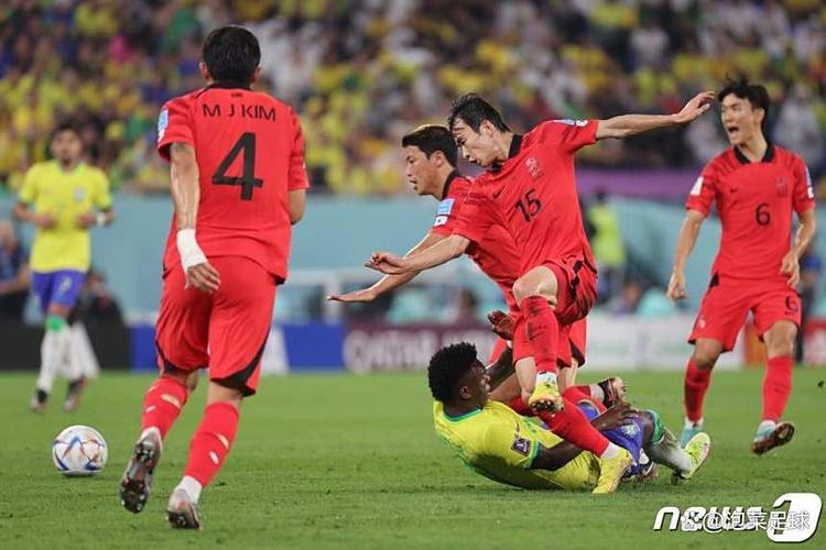 洪明甫:世界杯绝不能只靠四后卫一套战术,三中卫试验方向正确