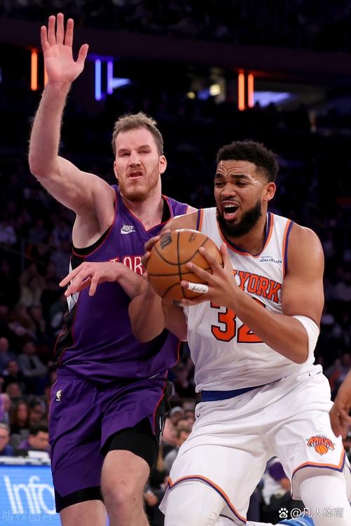 啥情况比赛期间尼克斯暂停布置战术唐斯一人坐在远端默默关注